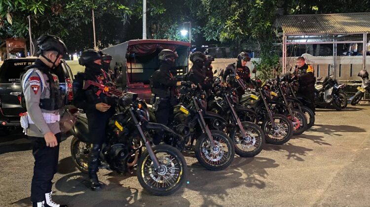 Brimob PMJ Dan Polres Jaksel Patroli Dini Hari di Blok M, Ratusan Pil Terlarang Diamankan