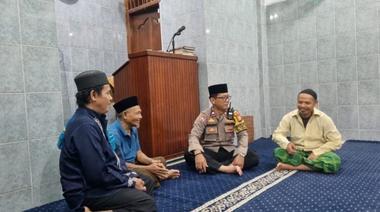 Bhabinkamtibmas Karet Tengsin Hadiri Sholat Jumat Berjamaah dan Perkuat Silaturahmi Kamtibmas di Masjid Muttabi’in