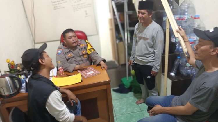 Bhabinkamtibmas Petamburan Sambangi Pos Kamling RW 04, Perkuat Sinergi Jaga Kamtibmas