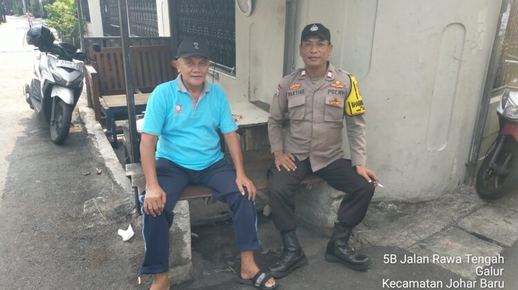 Bhabinkamtibmas Galur Sambang Warga dan Cooling System di RW 06 Johar Baru
