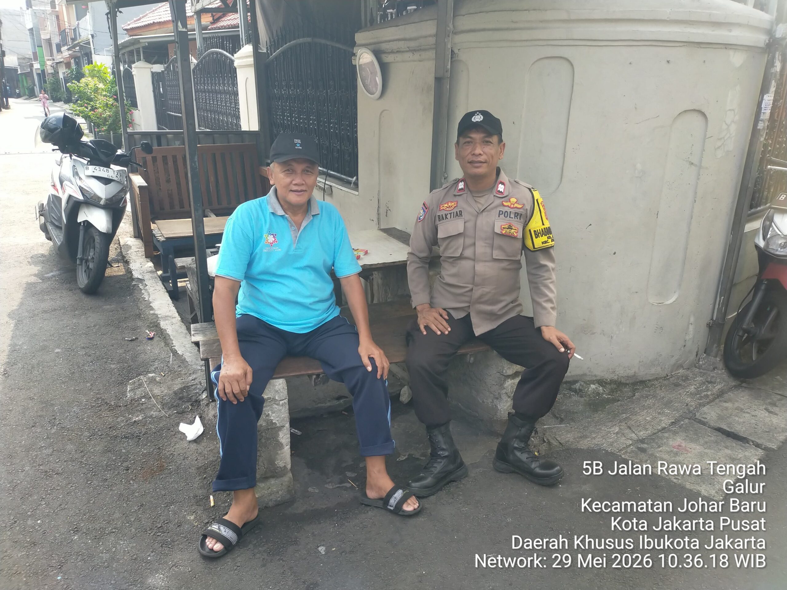 Bhabinkamtibmas Galur Sambang Warga dan Cooling System di RW 06 Johar Baru