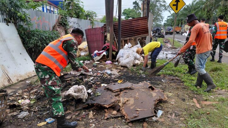 Satgas Sampah Kodim 0510/Tigaraksa Gerak Cepat Bersihkan Tumpukan Sampah Di Desa Bojong
