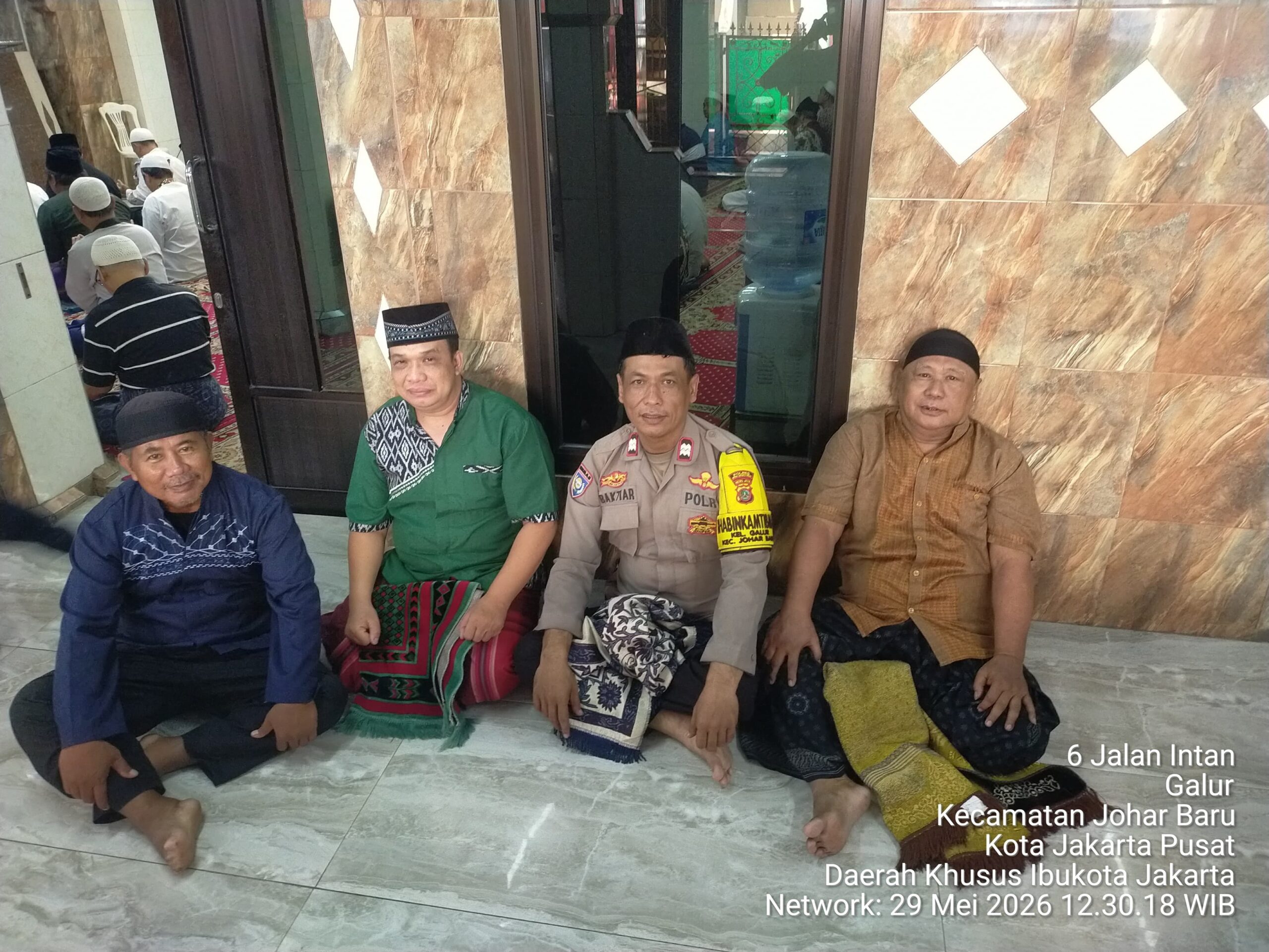 Sholat Jumat dan Sambang Warga, Bhabinkamtibmas Galur Perkuat Sinergi Kamtibmas