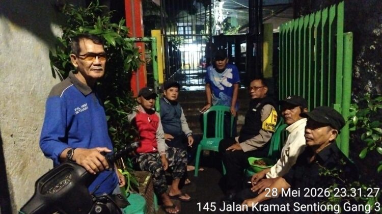 Jaga Kondusifitas Wilayah, Bhabinkamtibmas dan Warga Gelar Patroli Perbatasan Tengah Malam