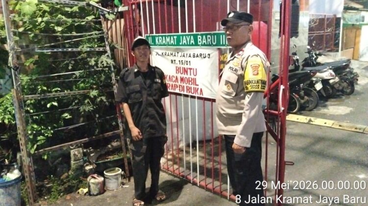 Tengah Malam, Polisi dan Warga Johar Baru Perkuat Poskamling Demi Cegah Kejahatan Lingkungan
