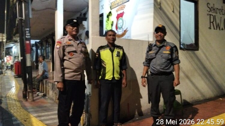 Menjelang Dini Hari, Bhabinkamtibmas Johar Baru Perkuat Poskamling RW 07