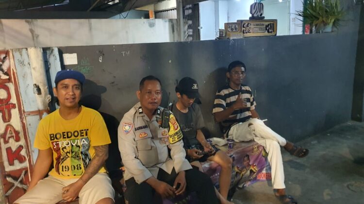 Patroli Jelang Dini Hari Bhabinkamtibmas Pasar Baru Bubarkan Tongkrongan Remaja Secara Humanis