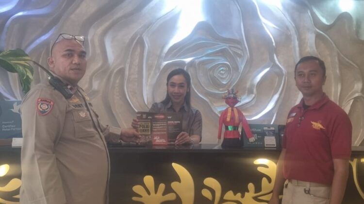 Bhabinkamtibmas Kampung Bali Bagikan Brosur Himbauan Kamtibmas untuk WNA di Hotel 101 Urban