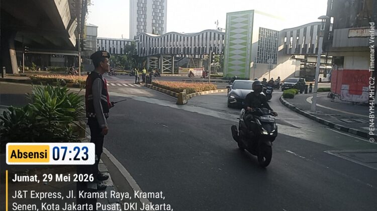 Unit Samapta Polsek Senen Laksanakan Gatur Lalin di Simpang Lima Senen, Antisipasi Kepadatan dan Gangguan Kamtibmas