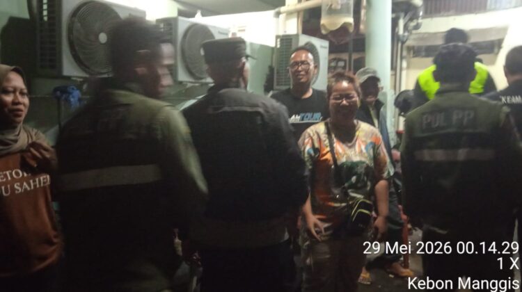 Patroli Jalan Kaki Di Jalan Tambak Matraman, Polsek Metro Menteng Perkuat Pengamanan Lingkungan Warga
