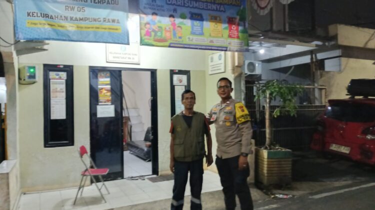 Satkamling Tetap Siaga di Tengah Malam, Polisi dan Warga Kampung Rawa Perkuat Benteng Keamanan Lingkungan
