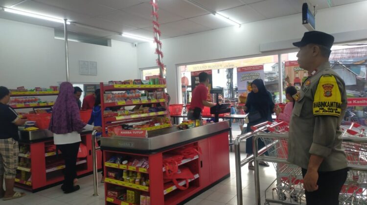 Jaga Roda Perekonomian, Bhabinkamtibmas Sambang Mini Market O! Save Perkuat Keamanan dan Kewaspadaan