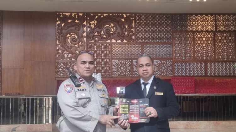 Bhabinkamtibmas Kampung Bali Sosialisasikan Himbauan Kamtibmas Berbahasa Inggris kepada WNA di Hotel Millennium