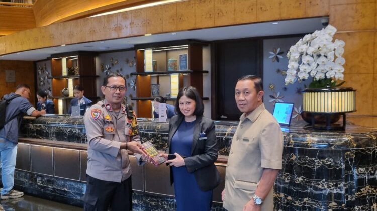 Upaya Preventif Kepolisian, Bhabinkamtibmas Sosialisasikan Kamtibmas kepada WNA di Hotel Ayana