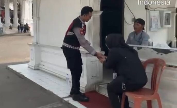 Patroli Jalan Kaki di Gedung Kesenian, Polisi Perkuat Kedekatan dengan Masyarakat Pasar Baru