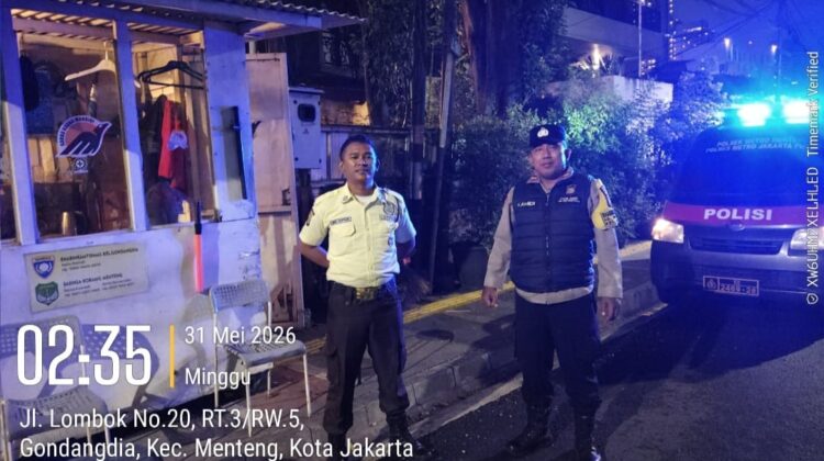 Sambang Tengah Malam di Jalan Lombok, Bhabinkamtibmas Gondangdia Perkuat Kewaspadaan Satkamling