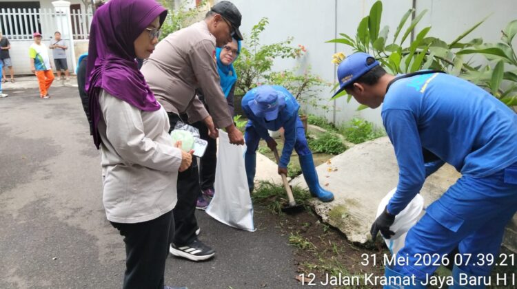 Polisi dan Warga Bersatu dalam Grebek Lumpur, Wujudkan Lingkungan Bersih dan Sehat di Johar Baru