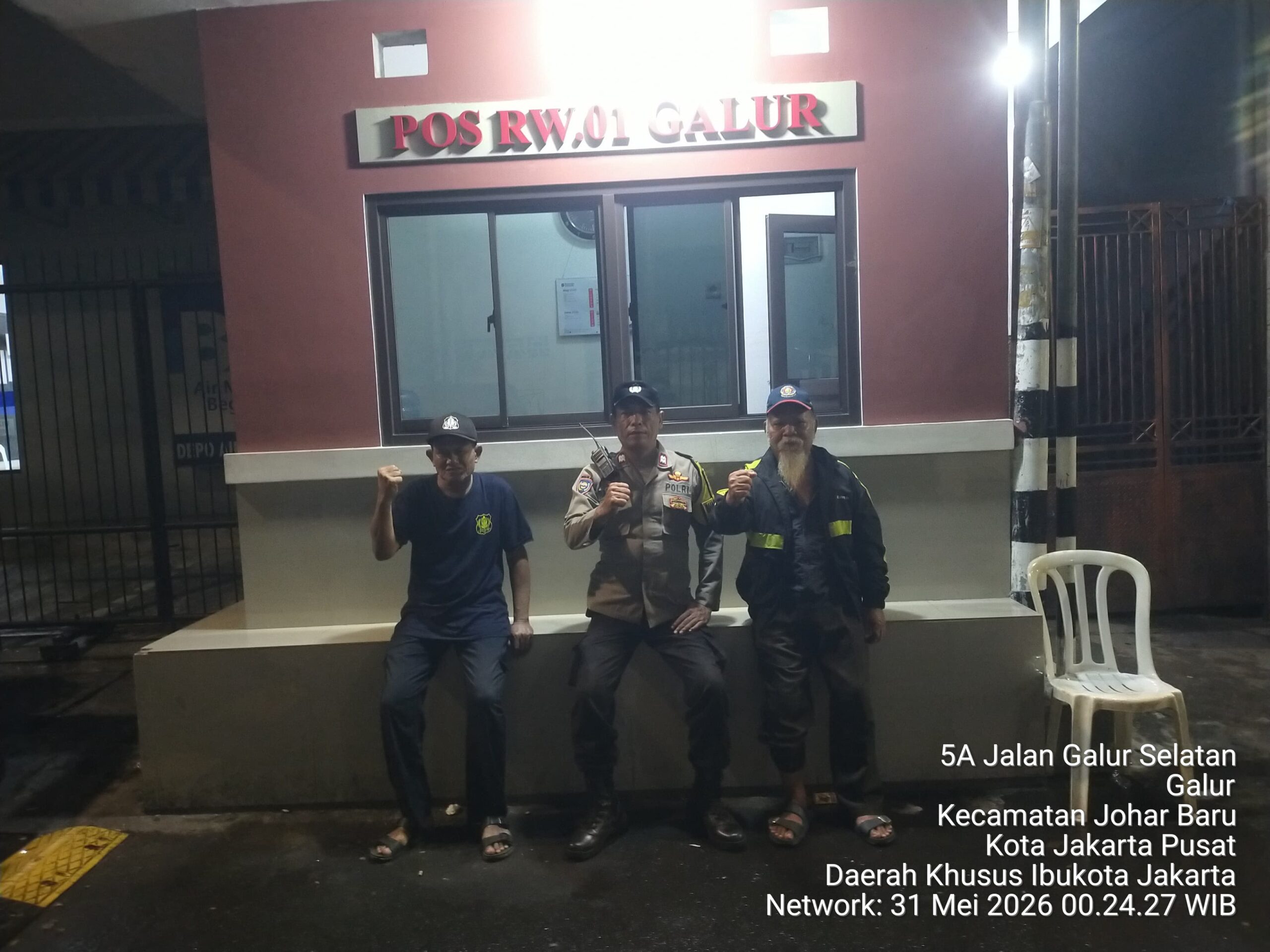 Perkuat Keamanan Lingkungan, Bhabinkamtibmas Sambangi Pos Kamling RW 01 Galur
