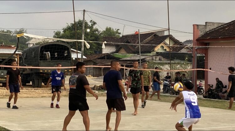 Satgas TMMD dan Pemuda Desa Godo Pererat Kebersamaan Lewat Olahraga Sore