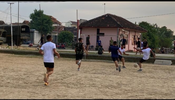 
					Di Tengah Kesibukan TMMD, Prajurit Kodim Pati Tetap Ceria Bermain Bola