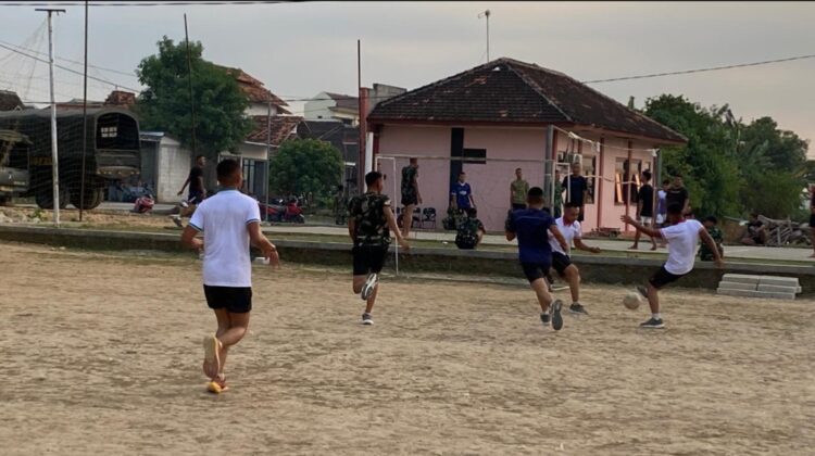 Di Tengah Kesibukan TMMD, Prajurit Kodim Pati Tetap Ceria Bermain Bola