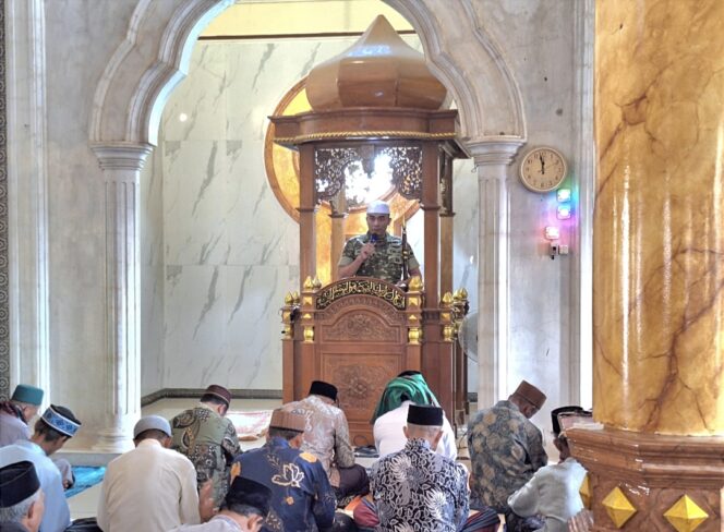 
					Tingkatkan Keimanan dan Ketaqwaan, Satgas TMMD Laksanakan Sholat Jumat Bersama Warga