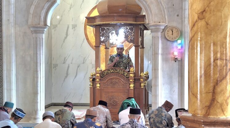 Tingkatkan Keimanan dan Ketaqwaan, Satgas TMMD Laksanakan Sholat Jumat Bersama Warga
