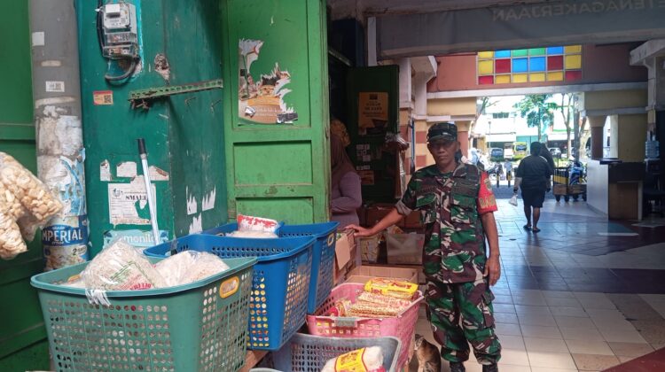 Babinsa Koramil 14/Panongan Monitoring Harga Sembako di Pasar Modern City Market Citra Raya, Pastikan Ketersediaan Bahan Pokok Tetap Aman