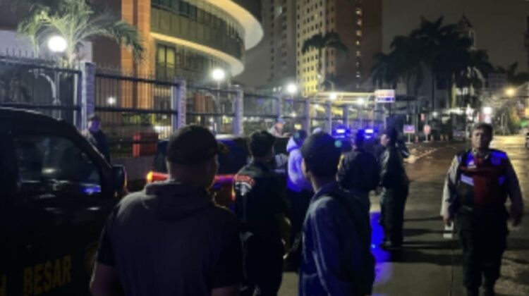Patroli Jalan Kaki Dan Strong Point Polsek Sawah Besar” Cegah Tawuran dan Kejahatan Malam Hari