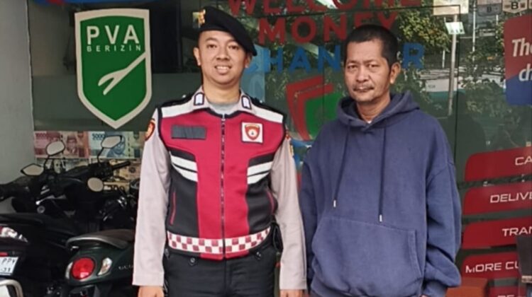 Patroli Jalan Kaki unit Samapta, Sambangi Money Changer di Pasar Baru
