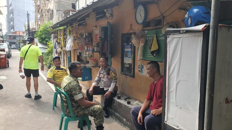 Ngobrol Santai di Warung Kopi, Bhabinkamtibmas Pasar Baru Serap Aspirasi Warga