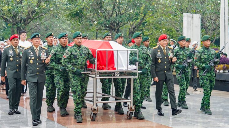 Pangkostrad Hadiri Upacara Pemakaman Almarhum Jenderal TNI (Purn.) Ryamizard Ryacudu di TMP Kalibata