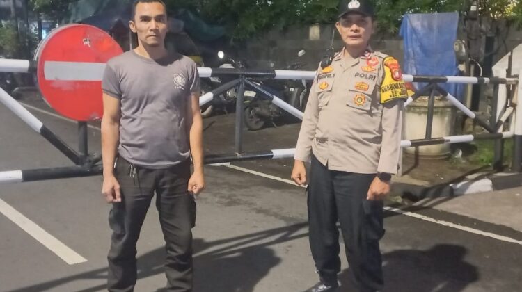 Bhabinkamtibmas Cikini Intensifkan Sambang Satkamling, Warga Diajak Waspada di Jam Rawan