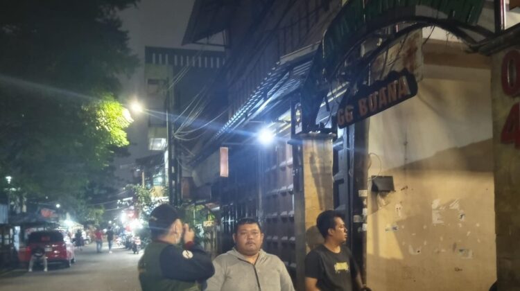 Bhabinkamtibmas Petamburan Bersama Satkamling dan Staf RW 04 Gelar Patroli Jalan Kaki, Imbau Remaja Tidak Berkeliaran Dini Hari