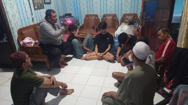Sambang Warga RW 02, Bhabinkamtibmas Petamburan Ajak Masyarakat Jaga Kamtibmas