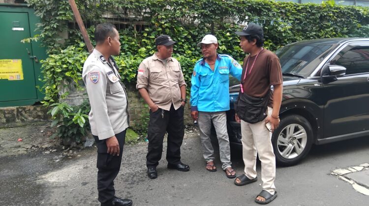 Sambang Dialogis Siang Hari Bhabinkamtibmas Pasar Baru Bina Petugas Parkir
