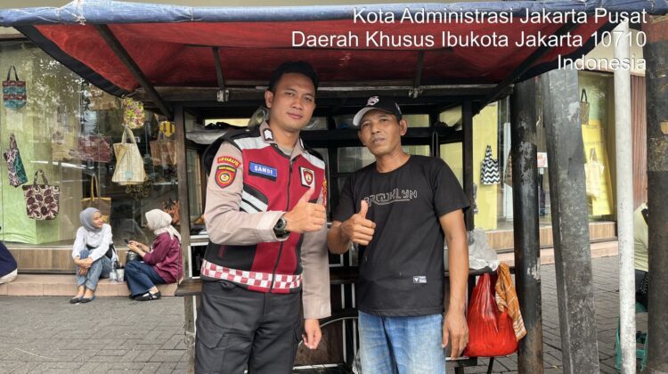 Patroli Siang Hari Jalan Kaki Unit Samapta Polsek Sawah Besar Perkuat Keamanan Kawasan UMKM Pasar Baru