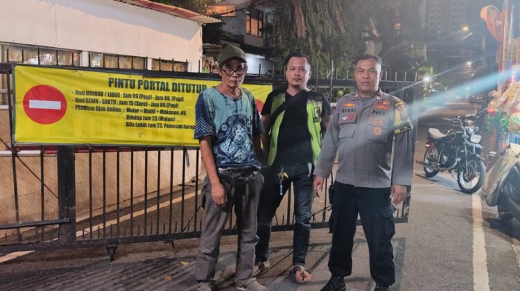 Sambangi Pos Kamling RW 06, Bhabinkamtibmas Benhil Ajak Warga Tingkatkan Kewaspadaan