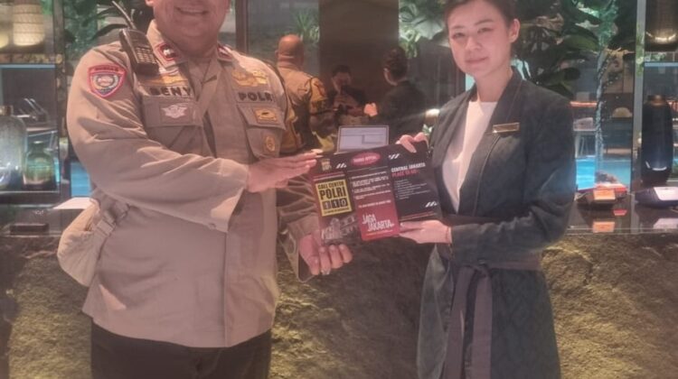 Bhabinkamtibmas Kampung Bali Bagikan Brosur Himbauan Kamtibmas Berbahasa Inggris kepada WNA di Hotel Ashley