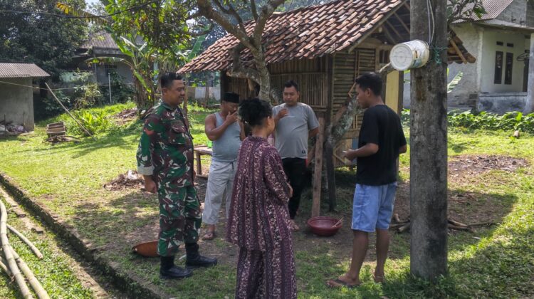 Melalui Komsos Babinsa Cikuya Ajak Warga Jaga Kebersihan