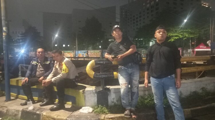 Anggota Polsek Senen dan Pokdarkamtibmas Laksanakan Strong Point Antisipasi Gangguan Kamtibmas di Jembatan Kernolong