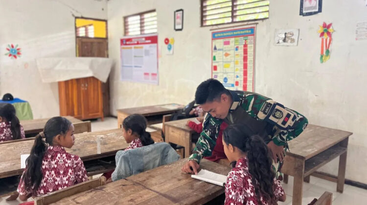 Kostrad Mengajar di Tapal Batas, Satgas Pamtas Yonarhanud 2 Kostrad Bantu Tenaga Pendidik di SD Katolik Buk