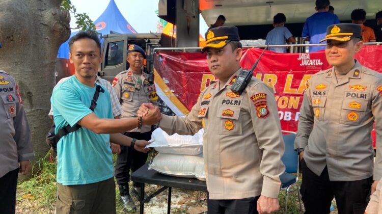 Polda Metro Jaya Salurkan Bantuan Logistik untuk Korban Kebakaran Kemayoran Gempol
