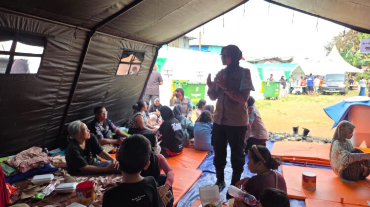Polwan Jaga Jakarta Beri Trauma Healing dan Bantuan untuk Korban Kebakaran Pasar Jiung