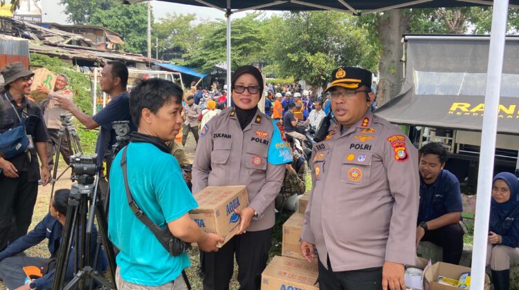 Kebersamaan di Tengah Musibah, Polri Salurkan Bantuan bagi Korban Kebakaran Kebon Kosong