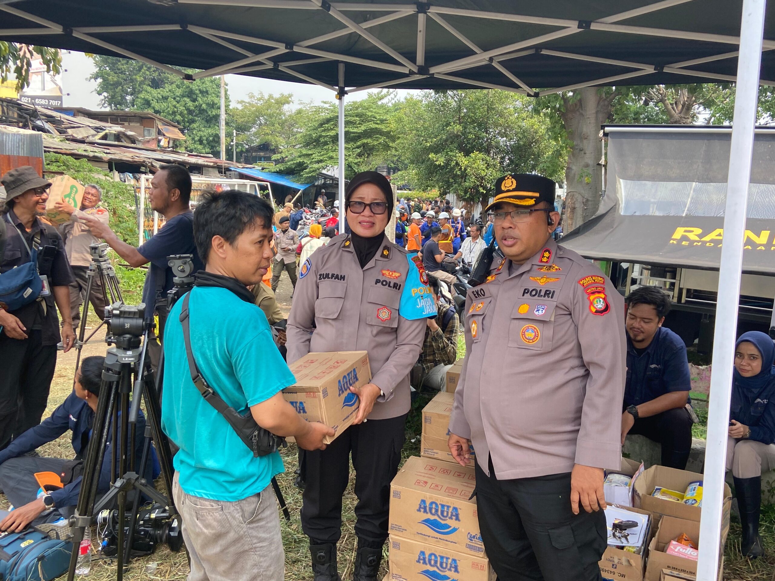 Kebersamaan di Tengah Musibah, Polri Salurkan Bantuan bagi Korban Kebakaran Kebon Kosong