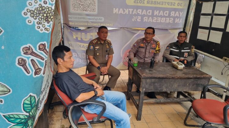 Perkuat Sinergitas Tiga Pilar, Bhabinkamtibmas Karet Tengsin Sambangi Posko Jaga Jakarta