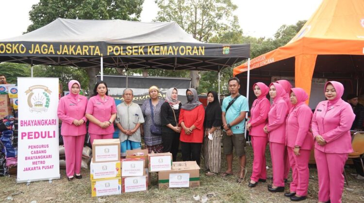 Bhayangkari Metro Jakpus Salurkan Bantuan dan Trauma Healing untuk Korban Kebakaran Pasar Jiung