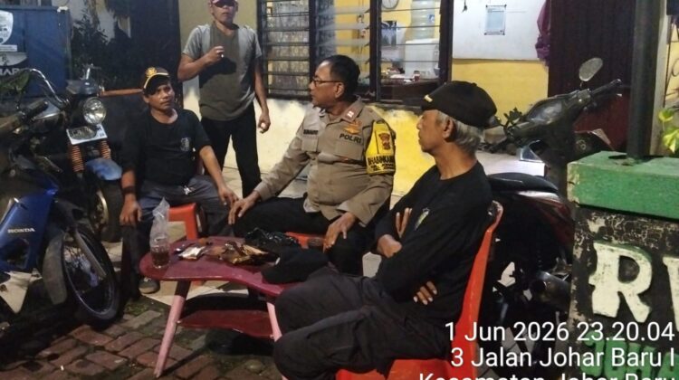 Jelang Tengah Malam, Polisi Sambangi Poskamling untuk Perkuat Kewaspadaan Warga