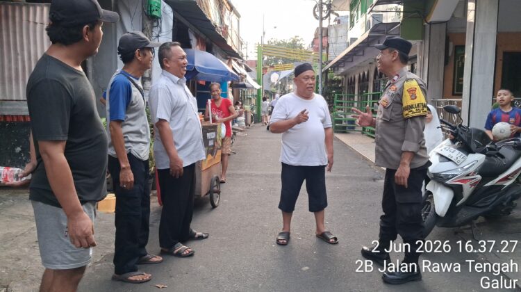Patroli dan Sambang Warga, Bhabinkamtibmas Galur Perkuat Sinergi Kamtibmas dengan Tokoh Masyarakat